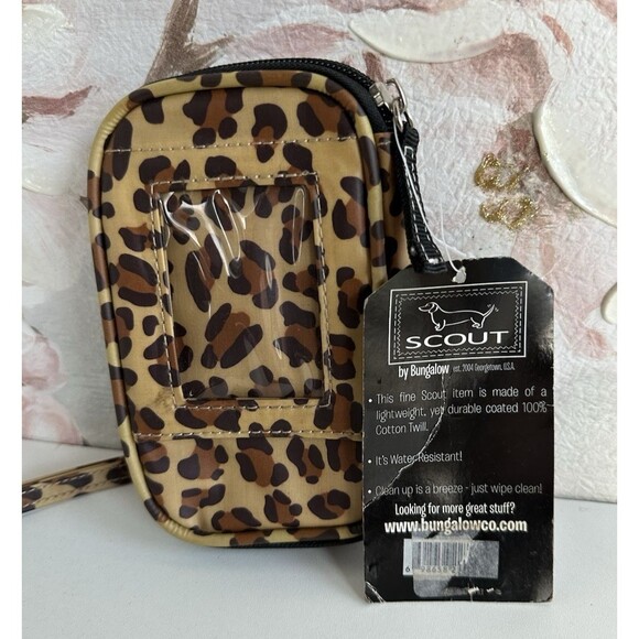 Scout women wristlet leopard print made with cotton twill size 6X3.5X1" - Picture 8 of 14